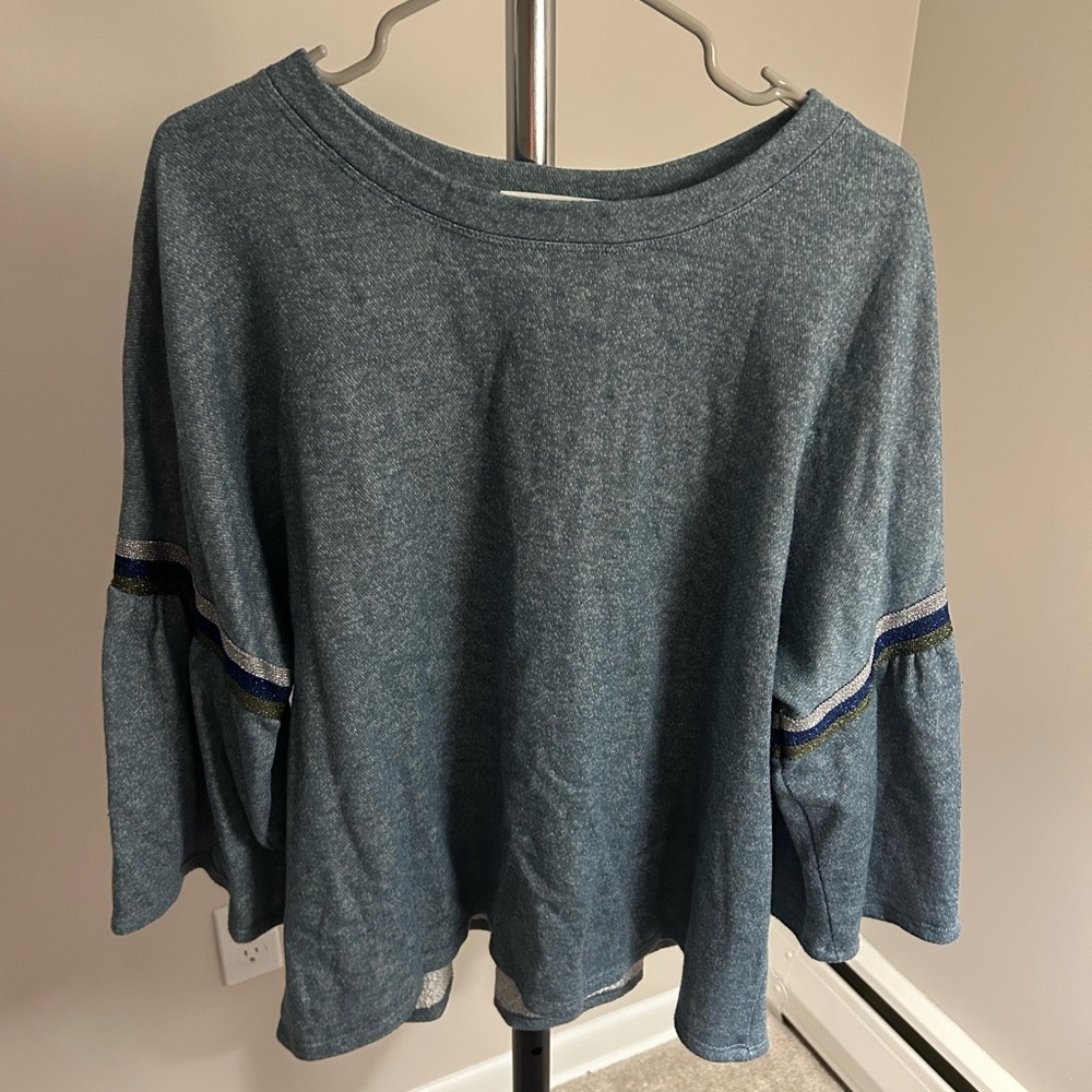 Blue bell sleeve top size XL Counting Dreams